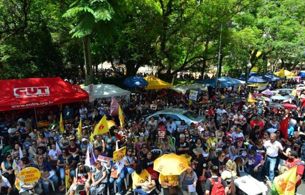 Ir para  <p>Os professores estaduais aprovaram greve contra o&nbsp;<a href="http://www.correiodopovo.com.br/Noticias/Pol%C3%ADtica/2016/11/603496/Confira-o-pacote-de-medidas-anunciado-por-Jose-Ivo-Sartori"...